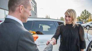 Für Kunden Neufahrzeuge zuzulassen, ist für den Autohandel essenziell, aber zeitraubend. Das hesssische Kfz-Gewerbe kooperiert deshalb mit dem Dienstleister Premiumzulasser und hofft auf Entlastung der Mitgliedsbetriebe.  (Bild: ProMotor)