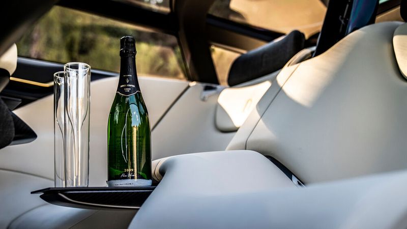 Zwischen den Fondsitzen befindet sich ein Weinkühler. (Bild: Pininfarina)