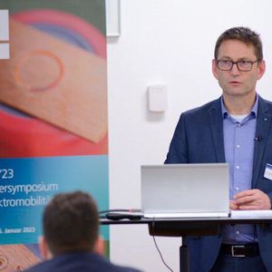 Dr. Alexander Olowinsky, Abteilungsleiter Fügen und Trennen am Fraunhofer ILT: „Das geplante Battery Launch Center NRW ergänzt die bereits bestehende FFB-Einrichtung. Es erforscht die Verfahrensfragen zur Batteriezellen-Produktion. Unser BLC.nrw entwickelt die Anlagentechnik und das nötige Know-how, um aus den Zellen ein komplettes Batteriesystem herzustellen.“(Bild:  Fraunhofer ILT)