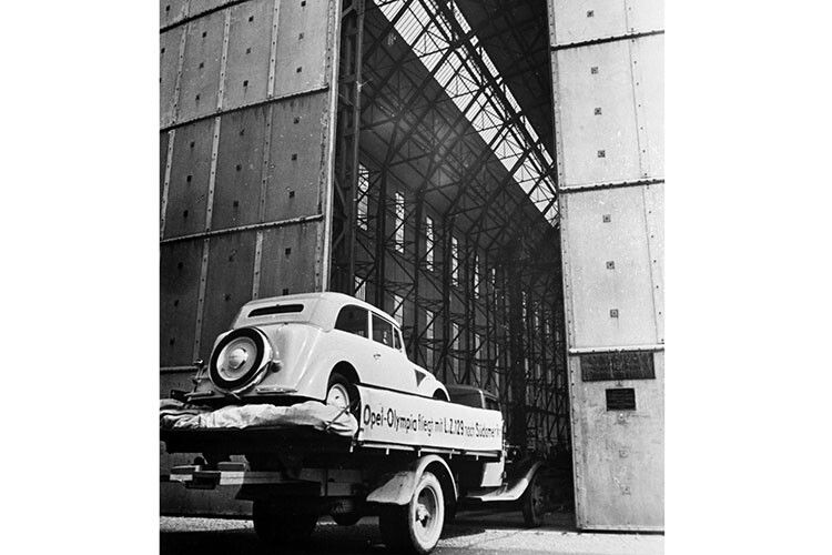 Ein Opel Olympia vor seinem Export nach Brasilien. (Foto: Opel)