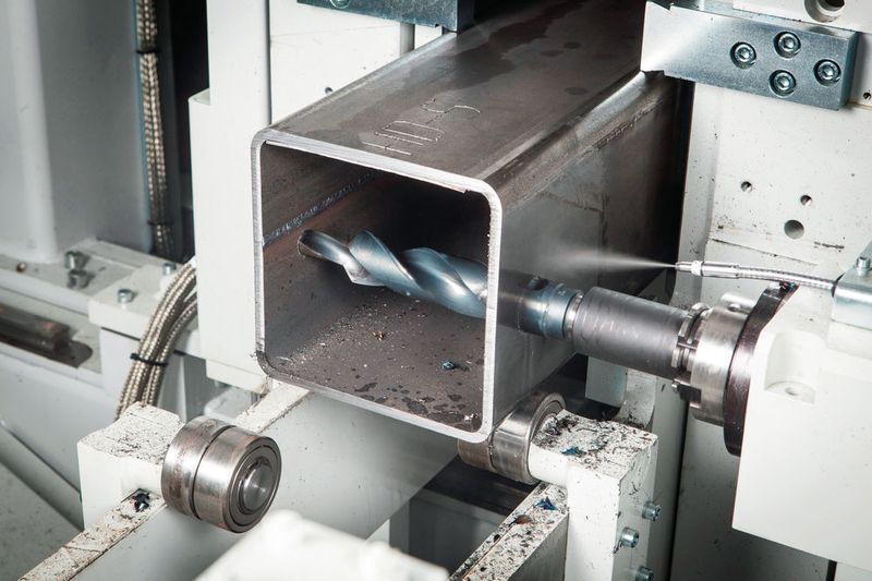 Die Basisversion der HD-S Bohrmaschine hat drei Spindeln, um zeitgleich die beiden Flansche und den Steg eines H-Profils bohren zu können. (Bild: Behringer)