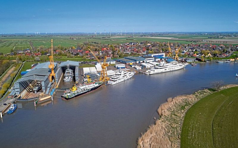 Im Kreuzungspunkt der Elbe und des Nord-Ostsee-Kanals gelegen bietet die Peterswerft eine hochtechnologische Infrastruktur für maßgeschneiderte Lösungen im Bereich Schiffbau. (Bild: Peters Werft)