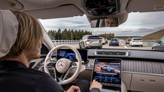 Während der hochautomatisierten Fahrt, ermöglicht Drive Pilot dem Fahrer sich vom Verkehrsgeschehen ab- und bestimmten Nebentätigkeiten zu zuwenden. Zum Beispiel mit den Kollegen via In-Car-Office zu kommunizieren, Mails zu schreiben, im Internet zu surfen oder entspannt einen Film anzuschauen. (Mercedes-Benz)