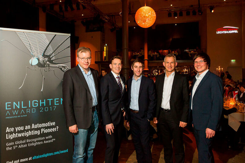 Die Abendveranstaltung wurde unterstützt vom Enlighten Award 2017 von Altair. Hier im Bild mit Vogel Business Media-Geschäftsführer Florian Fischer (l.). (Stefan Bausewein)