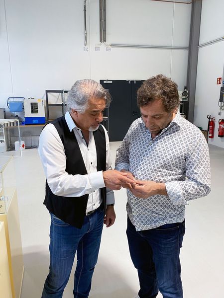 Murat Yildirim, CEO de DTS GmbH (à g.) et Lionel Fabre, CEO de Mars Solutions SA, en discussion sur les outils de la gamme DTS. (Source : Marina Hofstetter)