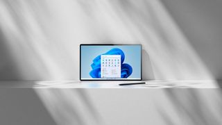 Mit neuem Design und ohne Kacheln im Startmenü wird Windows 11 ab dem 5. Oktober 2021 verfügbar sein. (Bild: Microsoft)