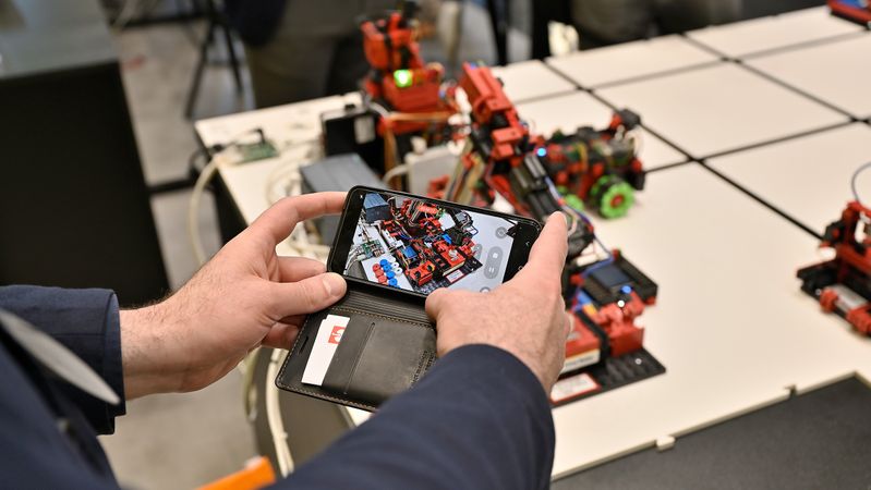 Die Agile Production Simulation veranschaulicht zentrale industrielle Prozesse – etwa die Qualitätssicherung mithilfe von KI und die Funktionsweise fahrerloser Transportsysteme.(Bild:  fischertechnik)