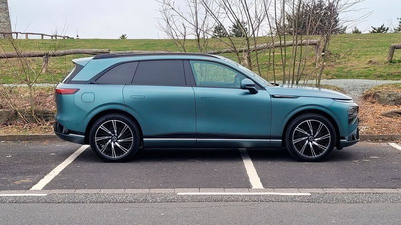 Mit der 98 kWh großen Batterie kommt die Long-Range-Variante 570 Kilometer weit. (Bild: Wehner - VCG)