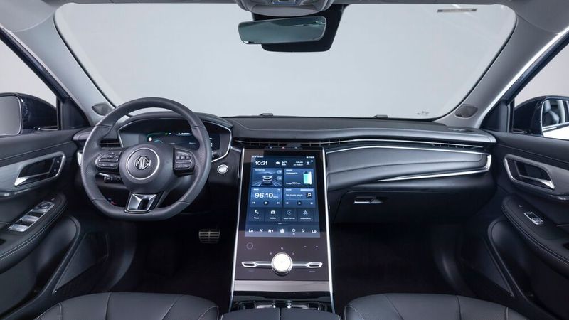 Der gewaltige, leicht abgeschrägt unter der Mittelkonsole sitzende 19,4-Zoll-Monitor mutet wie eine Interpretation des Tesla-Stils an. (Bild: MG)