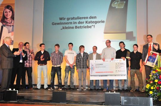 ...und die Mitarbeiter von Auto van Aal aus Goch konnten sich über Platz drei freuen. (Archiv: Vogel Business Media)