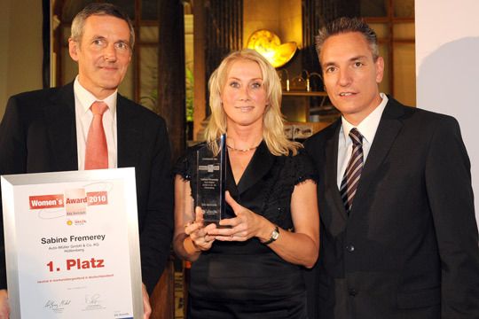 Sabine Fremerey, Geschäftsführerin von Auto Müller in Hüttenberg, ist die Women’s-Award-Preisträgerin 2010. Torsten Repkewitz (li.) von Shell, die den Women’s Award sponsern, und Wolfgang Michel von »kfz-betrieb« freuen sich mit Sabine Fremerey. (Archiv: Vogel Business Media)