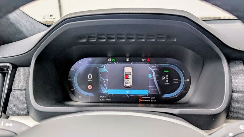 Eine gestochen scharfe Grafik hat neben dem Head-up-Display auch das 12,3 Zoll große  Fahrerinformationsdisplay über dem Lenkrad. (Bild: Mauritz – VCG)