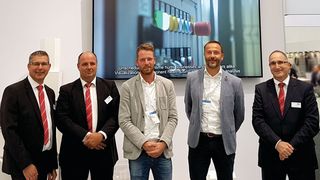 Von links nach rechts: Andreas Kropp, Application Engineering Manager, Seiki Management Unit (MU) der European Industrial Business Unit (EIBU) von NSK; Allard van Dijk, Territory Sales Manager, Seiki MU, EIBU, NSK;  Willem-Jan Bruggeman, Niederlassungsleiter, MCA; Bastiaan Freie, Business Unit Manager, MCA; und Eduardo Rodriguez, Director Seiki MU, EIBU, NSK (MCA)