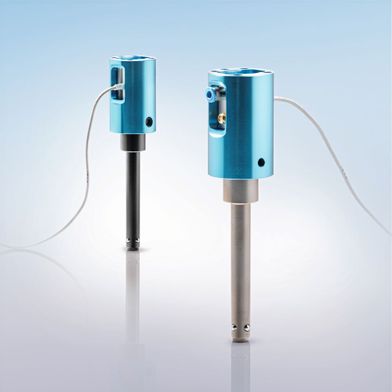 Der neue Kugeltragbolzen von Halder lässt sich mithilfe des Betätigungsmoduls pneumatisch bedienen und so einfach in automatisierte Prozesse integrieren. (Bild: Erwin Halder)