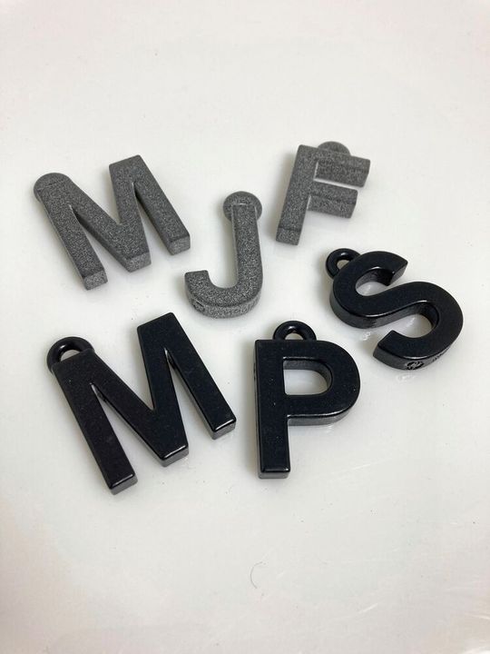 Zum Vergleich: TPU-Bauteile, die mit HP Multi Jet Fusion (MJF) hergestellt wurden, einmal vor und einmal nach dem Multi Purpose Smoothing (MPS)-Finish.(Bild:  LuxYours GmbH)