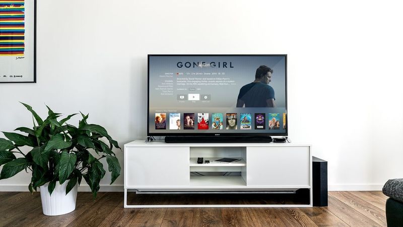 7. Streaming-Dienste Und nach Feierabend? Auch für die abendliche Unterhaltung ist gesorgt. Mit den Apps von Netflix, Amazon und Co. wird auch ein Wetterchaos nach Arbeitsschluss erträglich. Wer heute noch klassisches TV schaut, ist fast schon out. Heute schaut man Filme und Serien, wann und wo man will. Auch über das Smartphone ist das kein Problem mehr.  (gemeinfrei)