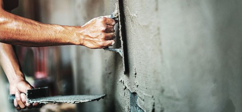 Abb. 1: Es gilbt unterschiedliche Arten von Putz, die sich nicht nur durch ästhetische Aspekte unterscheiden, sondern z.B. auch durch ihre Verarbeitungseigenschaften.(Bild:  © lovelyday12 - stock.adobe.com)