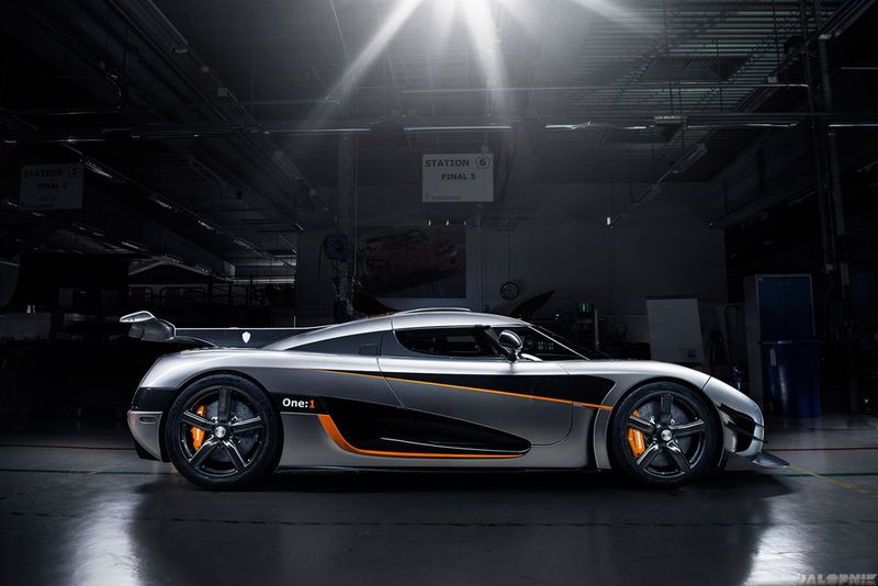 Kein gewöhnlicher Straßenflitzer: Der Koenigsegg One:1 kommt mit einer Länge von 4,5 Metern, Breite 2,06 m und höhe von 1,15 m. (Bild: Koenigsegg)