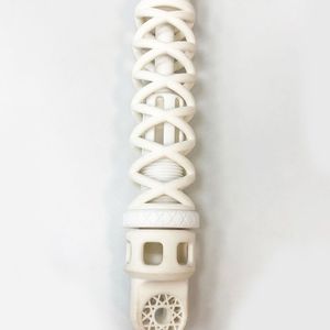 Dieser komplex geformte Stoßdämpfer wurde mithilfe der drei wichtigsten 3D-Druckmethoden aus Polycarbonat (PC), TPU und Polyurethanharz (PUR) von Covestro hergestellt. Vorgestellt wird er zusammen mit anderen Exponaten unter dem Motto „Innovative Kunststoffe für zukünftige Trends“ im Rahmen der Fakuma in Halle B4 am Stand 4206.
