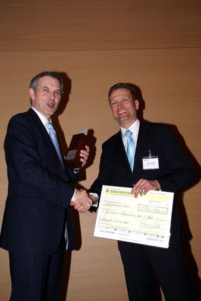 Geteilter 2. Platz beim Maintainer 2008: Rainer Walter (r.), Leiter Instandhaltung Bearbeitung KS Aluminium Technologie, mit Gastgeber Thomas Cook. Bild: Frank Fladerer (Archiv: Vogel Business Media)
