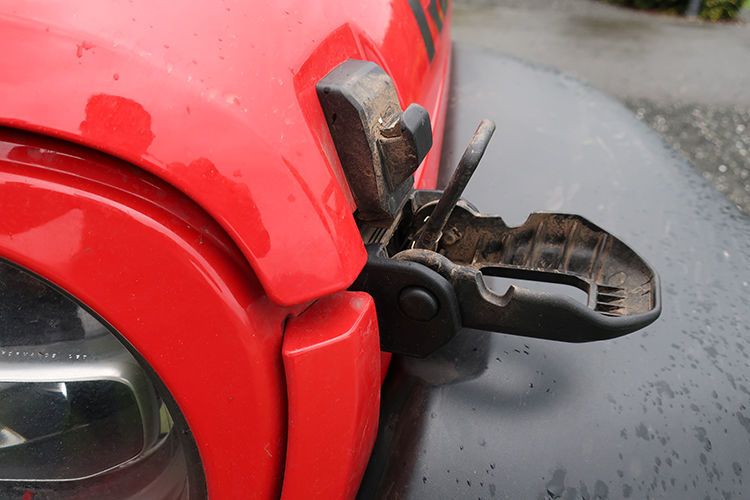Leichter zu bedienende Bügelverschlüsse an der Motorhaube. (Rehberg / »kfz-betrieb«)