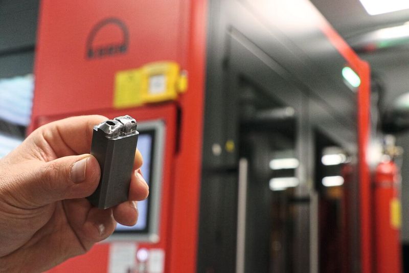 Mit der Kern Micro HD erzielt der Werkzeugbau von Quittenbaum prozesssicher die geforderte Maßhaltigkeit von 3 Mikrometern und Spiegeloberflächen mit bis zu Ra = 0,05 Mikrometer. (Bild: Kern Microtechnik)