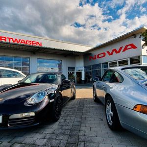 Auf den Hof von Sportwagen Nowa im oberbayrischen Töging am Inn kommen nur Fahrzeuge einer Marke: Porsche.(Bild:  Schreiner/»kfz-betrieb«)