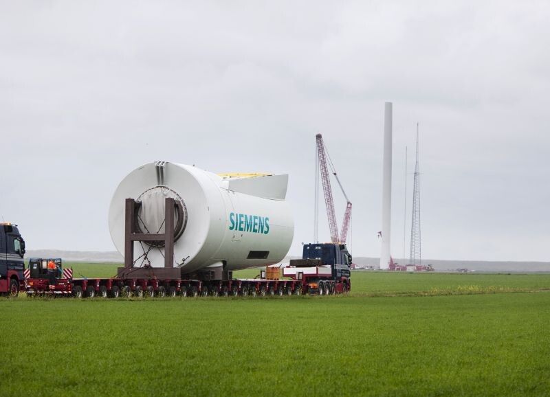 Der erste Prototyp der Weltrekord-Windturbine auf dem Weg durch Dänemark, bei Aufbau und Tests (Siemens)