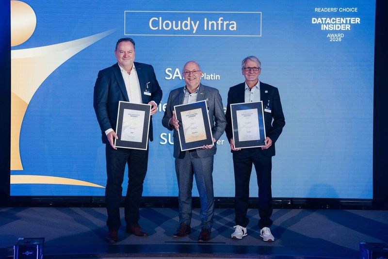 Die Leserinnen und Leser von DataCenter-Insider sind das die besten Anbieter in der Kategorie  „Cloudy Infra“: Suse (Silber), Siemens (Gold) und SAP (Platin). (V.l.) Jürgen Bauer (SAP) staubt Platin ab. Christian Pausch nimmt für Siemens Gold entgegen. Jens-Gero Boehm holt Silber für Suse ab. (Bild: Manuel Emme Fotografie)
