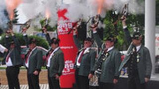 Salut zur Eröffnung: Die Truderinger Böllerschützen läuteten den Start der neuen Automag-Filiale lautstark ein. (Foto: Automag)