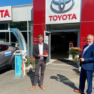 Das Kieler Auto Centrum Lass ist einer von drei deutschen Preisträgerrn. Standortleiter Karsten Timm (li.), nahm die Auszeichnung von Markus Büsgen, Leiter Kundenbindung bei Toyota Deutschland, entgegen.(Bild:  Toyota)