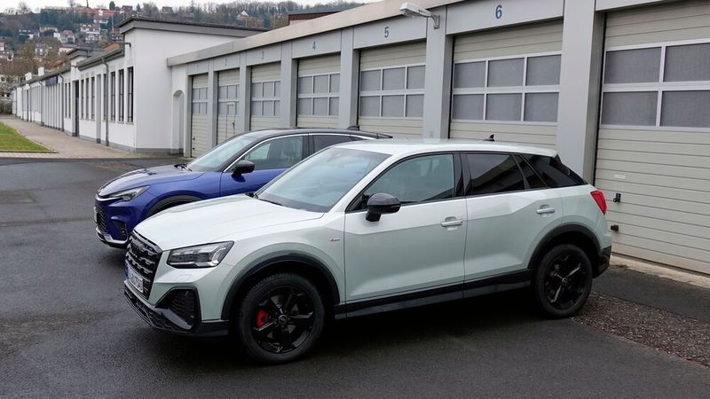 Mit seiner kantigen Form und der charakteristischen Seitenlinie zeigt der Q2 ein für Audi mittlerweile untypisches Design. (Bild: Rosenow – VCG)