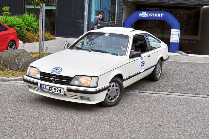 Klassiker aus Rüsselsheim: Beate und Georg Hofmann im Opel Monza (1985).  (Zietz/»kfz-betrieb«)