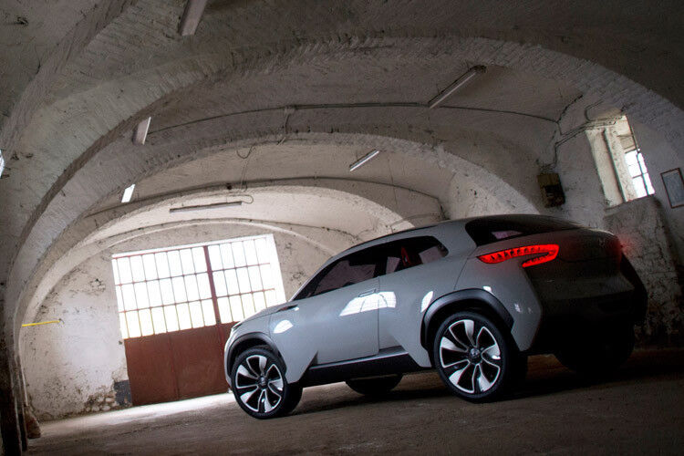 Schmale Fensterflächen an den Seiten, riesige Radhäuser und ein durchaus gewagtes Heck, an dessen Rändern sich Leuchtenbänder bis weit nach unten schwingen – das ist der Hyundai Intrado. (Foto: Hyundai)