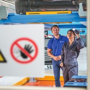 Das Trainingsprogramm „Erweiterte Einblicke in die HV-Batterie“ vermittelt Kompetenzen rund um Hochvolt-Batterietechnologie.(Bild:  ZF)