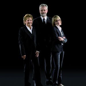 Die Unternehmerfamilie (von li.) Karin, Thomas und Julia König wird im operativen Geschäft von fünf Prokuristen unterstützt, die jeweils für die Marken bzw. Abteilungen 
der Autowelt König verantwortlich sind. Fotos: AWK König