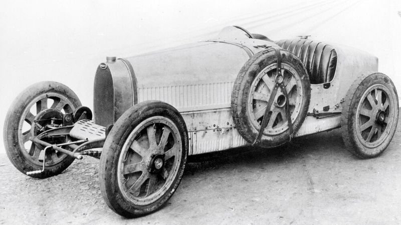 Ein „reduce-to-the-max“-Design, sprich eines, das auf das Wesentliche reduziert ist: Das und seine ausgeklügelten technischen Merkmale machen den Bugatti Type 35 zu einem der besten Rennwagen aller Zeiten.(Bild:  Bugatti)