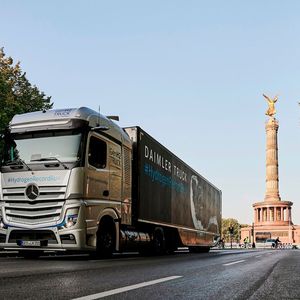 Fast geschafft! Der zur Testfahrt aufgebrochene GenH2 Truck rollt immernoch mit der ersten Tankfüllung an flüssigem Wasserstoff. Das Ziel Berlin ist hier bereits erreicht.(Bild:  Daimler Truck)