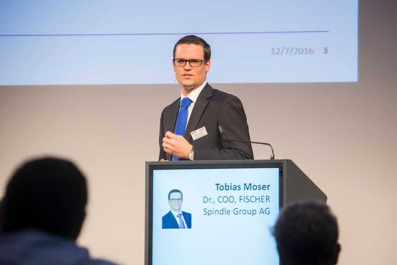 Dr. Tobias Moser, COO Fischer Spindle Group AG erzählte wie sie erfolrgreich eine Lean-Leadership-Kultur im Unternehmen etabliert haben. (Thomas Entzeroth)