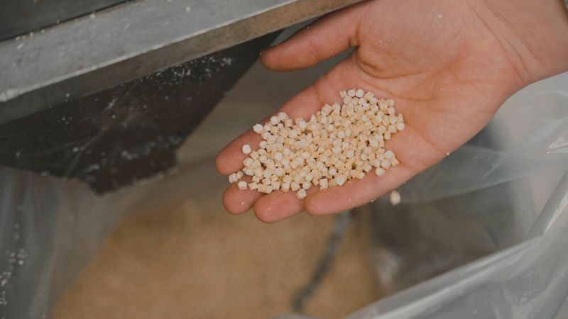 Zu Granulat zerkleinerter Verbundstoff (Bild: ICD/IntCDC University of Stuttgart)