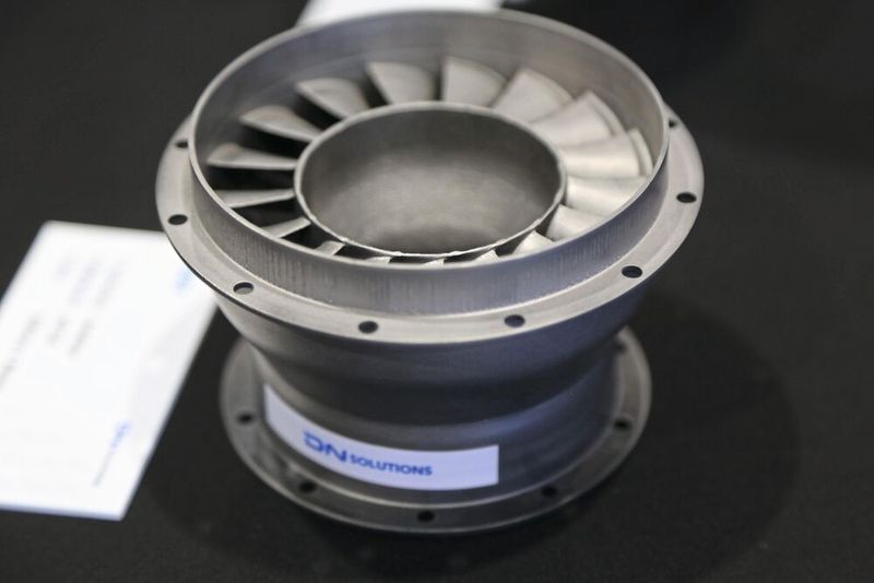 Dieses Demoteil aus dem additiven Metalldruck zeigt eine komplexe, präzise und innovativ gefertigte Struktur. (Bild: DN Solutions)