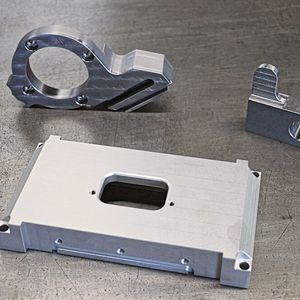 Iseli fertigt die für seine Maschinen benötigten Komponenten selbst. Dieses bespielhafte Bauteil wurde auf der automatisierten Makino PS105 mit pL-Drehtisch komplett bearbeitet.(Bild:  pL Lehmann)