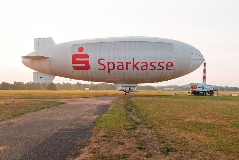 Aufmerksamkeit ist ihm sicher: Theo bei seiner Arbeit, der Luftwerbung. (Bild: WDL Luftschiffgesellschaft mbH)