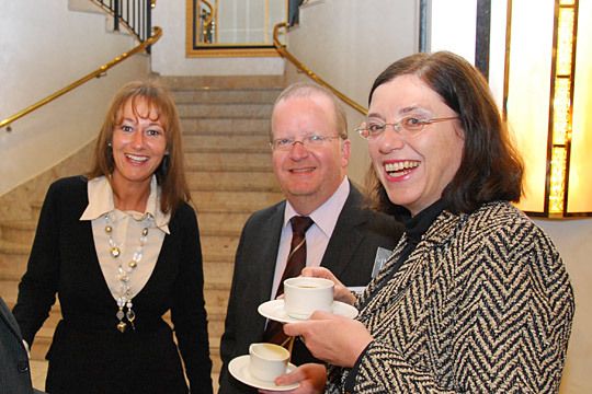 Syliva Gerl, Schulleiterin BFC Northeim, Arno Kalmbach, Leiter Volkswagen Service Deutschland, und Anita Friedel-Beitz, APR Automotive Public Relations (v. li.). (Archiv: Vogel Business Media)