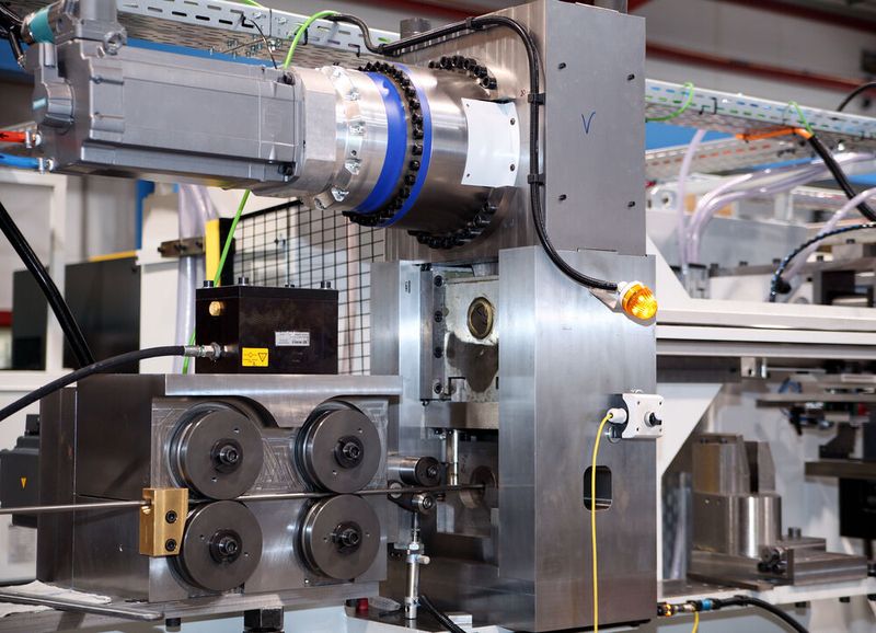 Rolleneinzug und Abschnittsvorrichtung: Der Einsatz servoelektrischer Aggregate wirkt sich auch bei einer Fertigungslinie für schwere, gestauchte Drahtabschnitte positiv auf die Energiebilanz aus. (Bild: Schmale Maschinenbau)