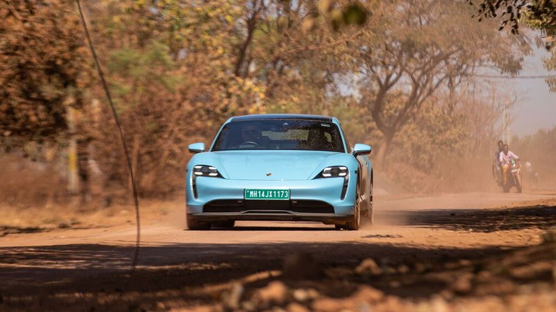 Der Porsche kraxelt dank Luftfederung bequem über Unebenheiten. (Bild: Porsche)