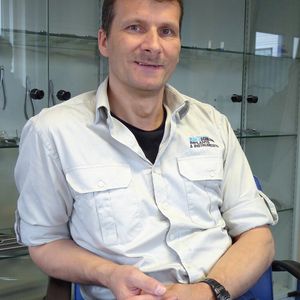 Erik Schilling, Inhaber und Geschäftsführer der SMT Schilling Metalltechnik GmbH, in Mühlheim in der Nähe von Tuttlingen. Er hat ein Händchen fürs Feine. Um auch filigrane Teile schneiden zu können, investierte er in eine CNC-Laserschneidmaschine HEL Europe.