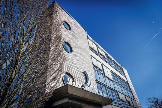 Die Bodo-Möller-Chemie-Gruppe – hier die Zentrale in Offenbach am Main – hat im nigerianischen Lagos seit Kurzem ein eigenes Lager. Von dort wird der boomende Chemikalienmarkt in Westafrika bedient, was seine Vorteile hat, wie es dazu heißt. Hier mehr ...(Bild:  Bodo-Möller-Chemie-Gruppe)