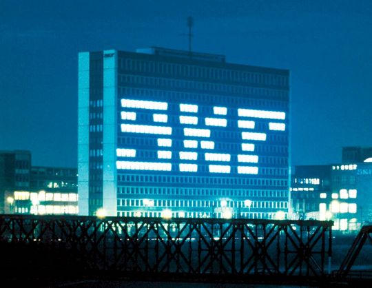 Die Mitarbeiter der deutschen SKF-Standorte Schweinfurt (im Bild), Mühlheim an der Donau und Lüchow dürfen sich über eine Jobgarantie freuen. Die Entscheider des Wälzlagerspezialisten und Automobilzulieferers müssen sich aber auch den ungünstigen Umständen widmen ...(Bild:  SKF)