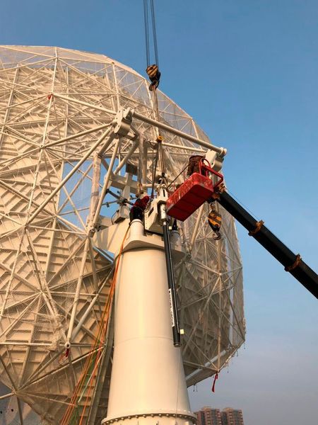 Die jetzt in Südafrika zu installierenden Parabolantennen mit einer Spannweite von 15 Metern, sind das Ergebnis einer internationalen Zusammenarbeit unter der Führung es mittelständischen Unternehmens MT Mechatronics.  (MT Mechatronics)